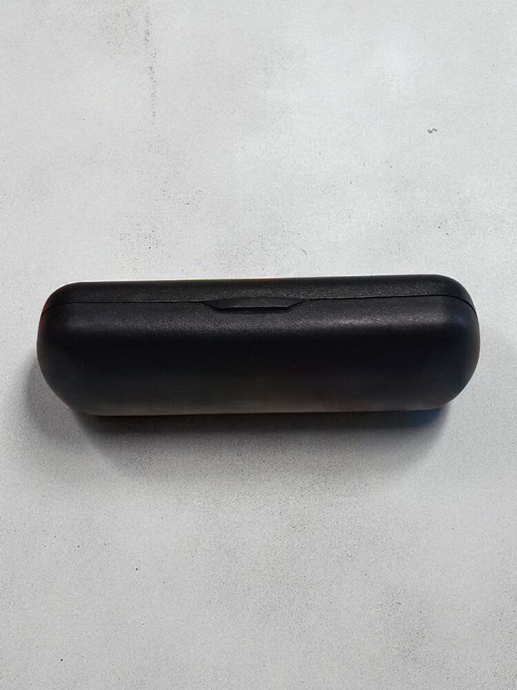 Siyah Sert Plastik Gözlük Kutusu