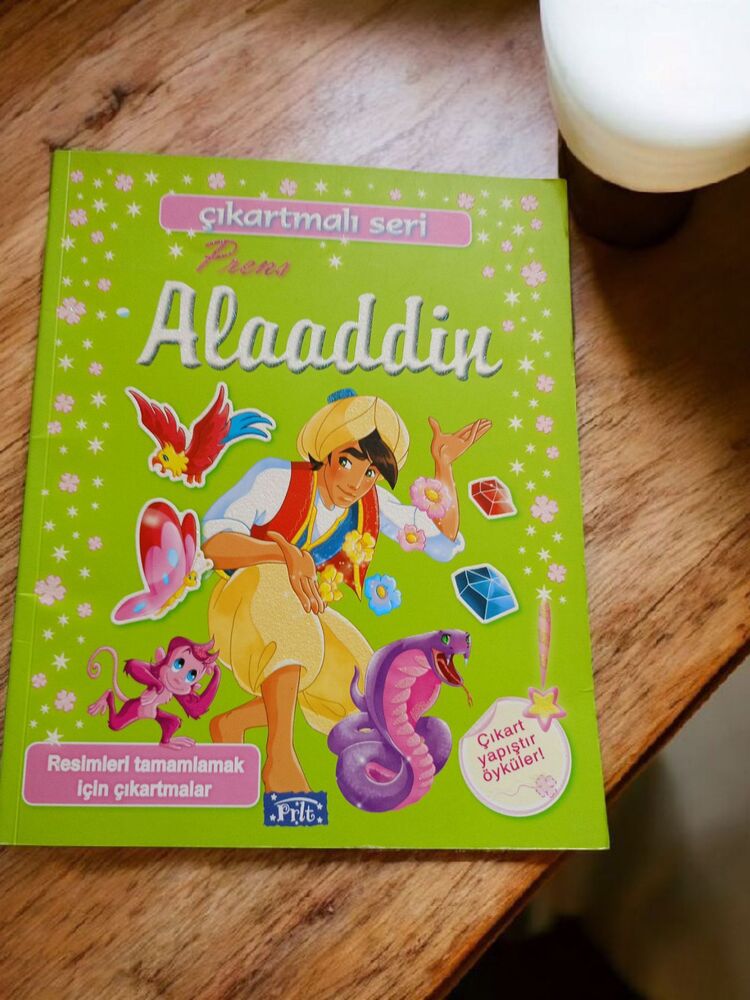 Alaaddin Çıkartmalı Hikaye Kitabı