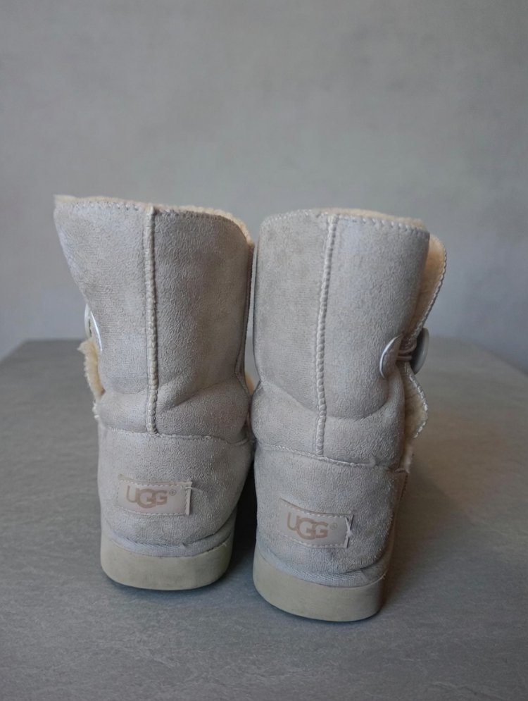 Ugg Düğmeli Süet Bot