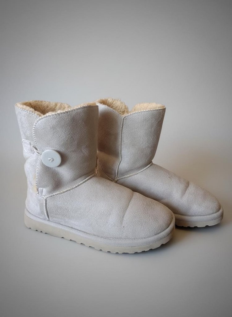 Ugg Düğmeli Süet Bot