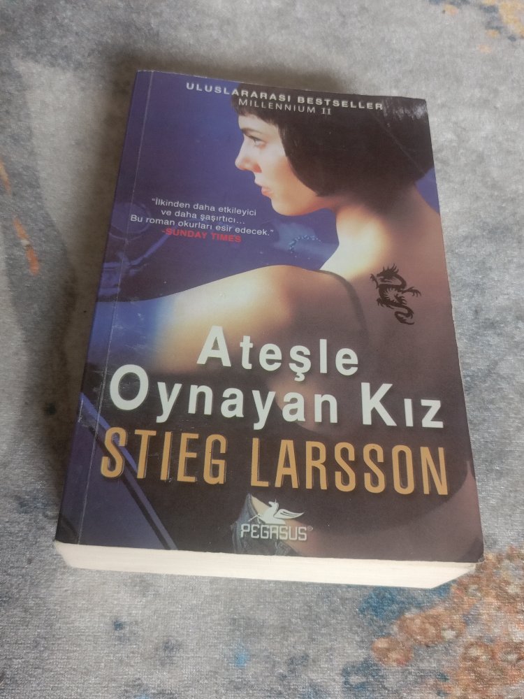 Ateşle Oynayan Kız Kitabı