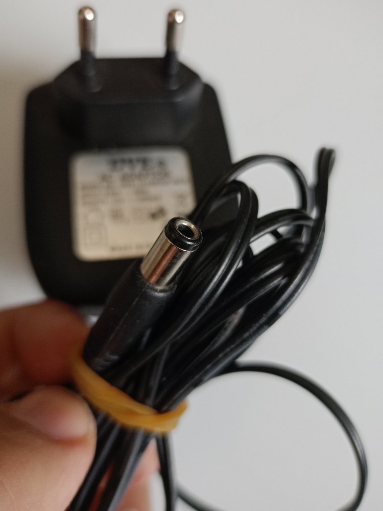 DVE 12V/1000 MA AC Adaptör