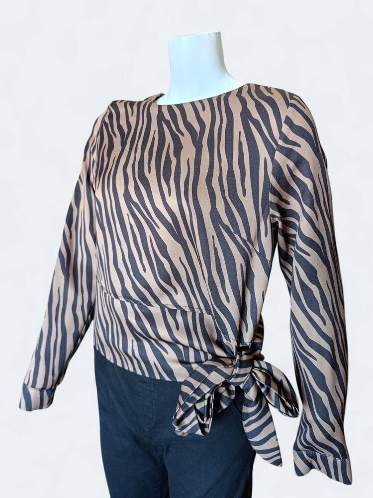 Zebra Desenli Yandan Fiyonklu Bluz
