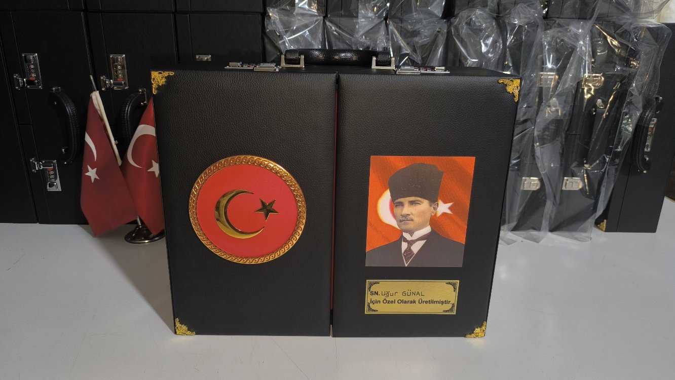109'ADETLİ ATATÜRK RESİMLİ TÜRK BAYRAKLI ÖZEL İSİMLİ TESBİH KOLEKSİYON ÇANTASI