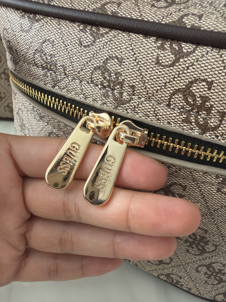 Guess Berta 4G Logolu Makyaj ve Seyahat Çanta Seti 