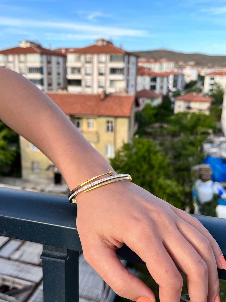 Altın Renk Çivi Model Taşlı Kelepçe