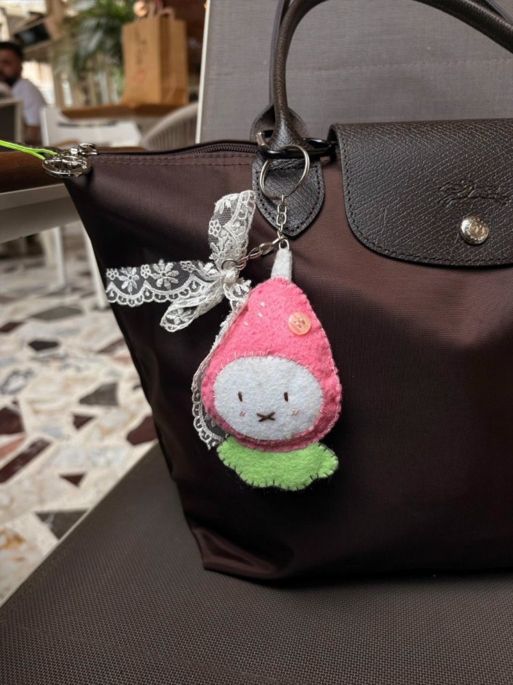 Çilek Şapkalı Tavşan Charm/Anahtarlık