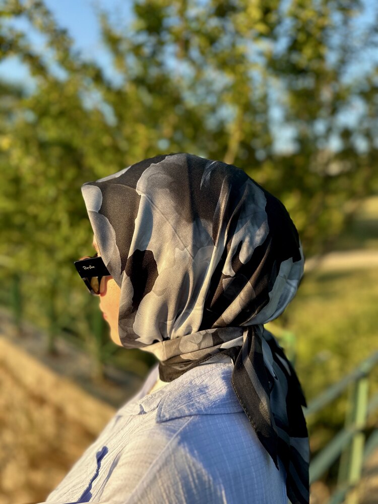 İri Çiçek Serisi Siyah Eşarp