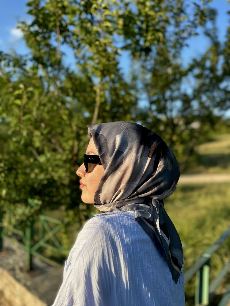 İri Çiçek Serisi Gri Bej Eşarp