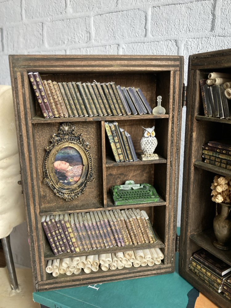 Kişiye Özel Fotoğraflı Minyatür Kitaplık Kutusu – El Yapımı Nostaljik Diorama