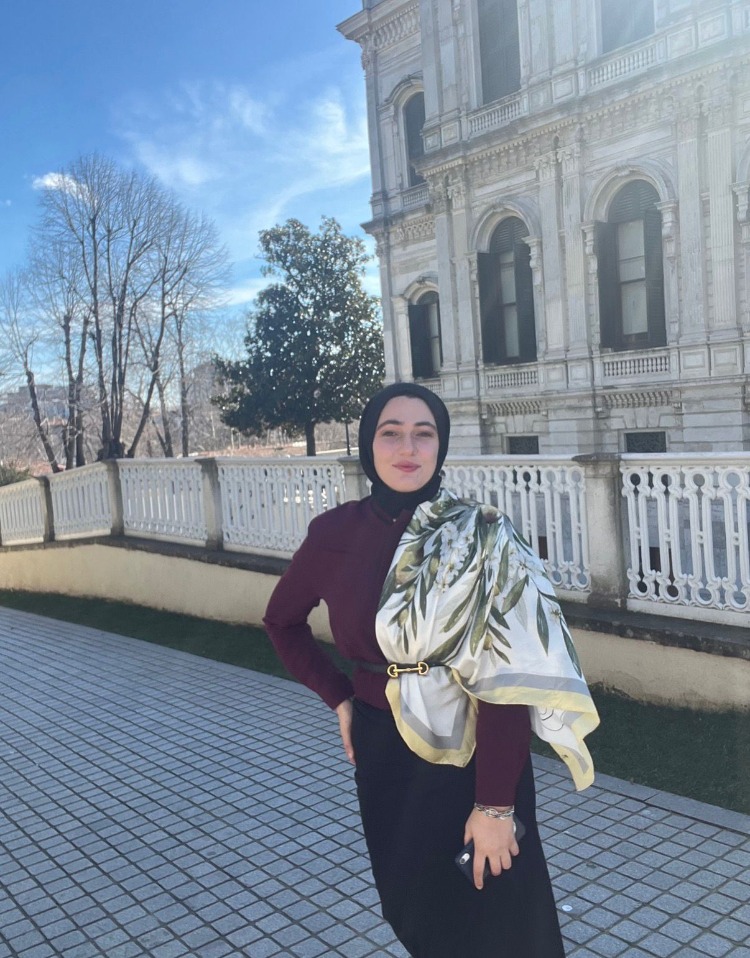 Afife Jale – "Perdenin İlk Adımı" Has İpek Fular 90*90