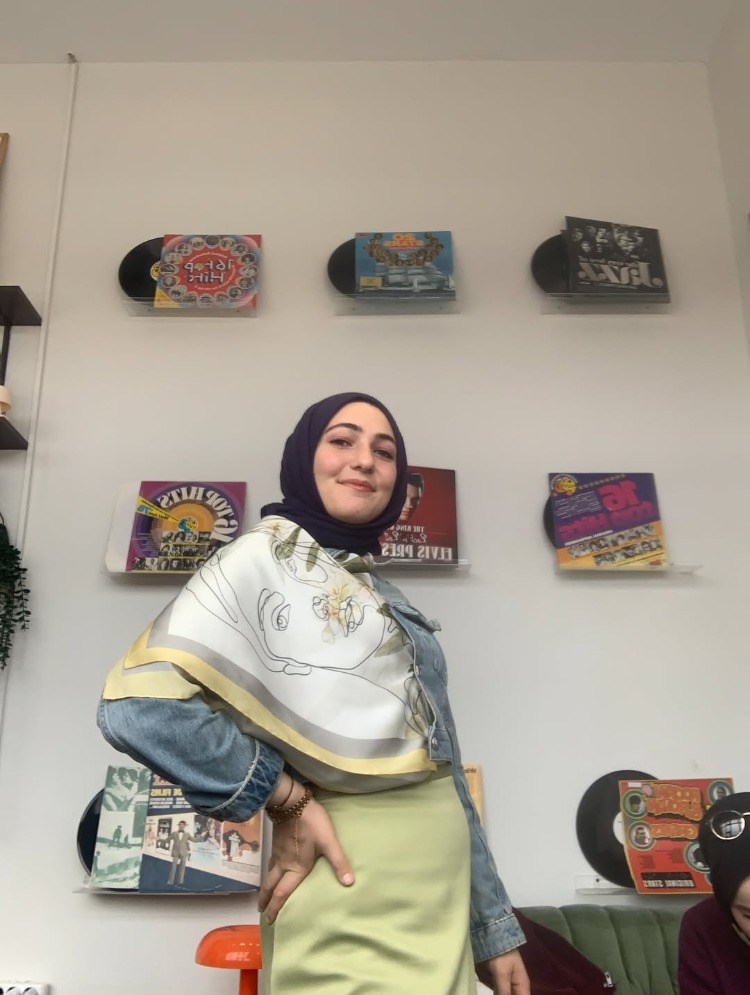 Afife Jale – "Perdenin İlk Adımı" Has İpek Fular 90*90