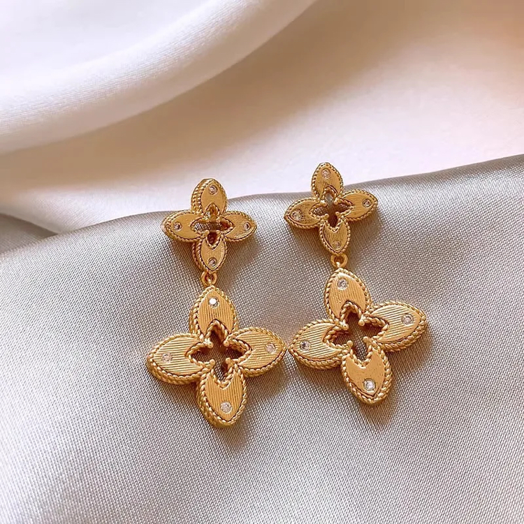 14K Altın Kaplama Gold Çift Yonca Sallantılı Küpe ✨