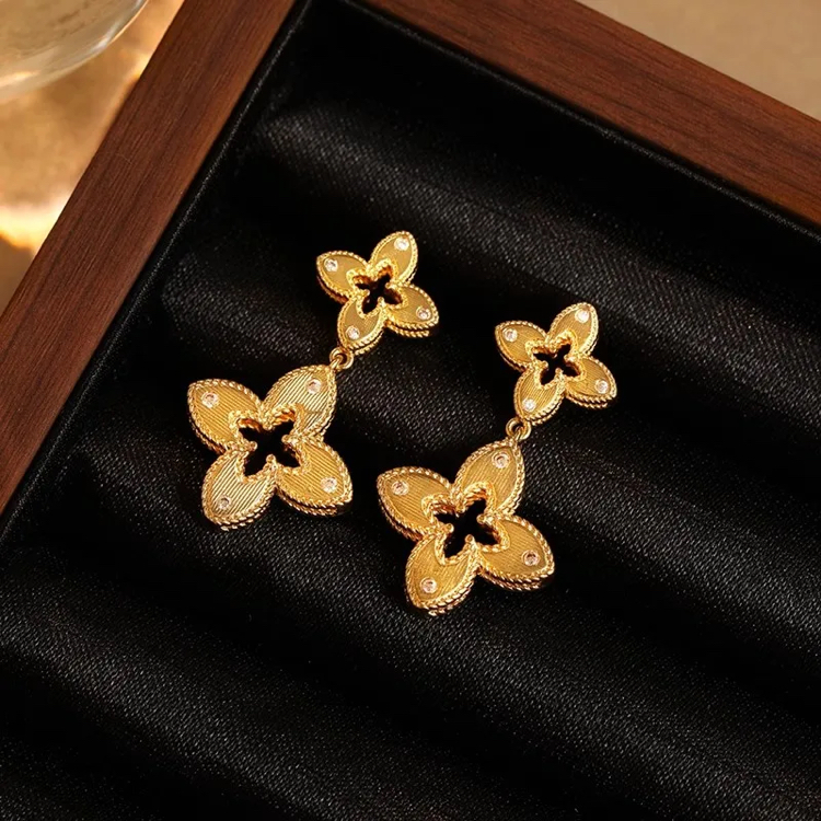 14K Altın Kaplama Gold Çift Yonca Sallantılı Küpe ✨