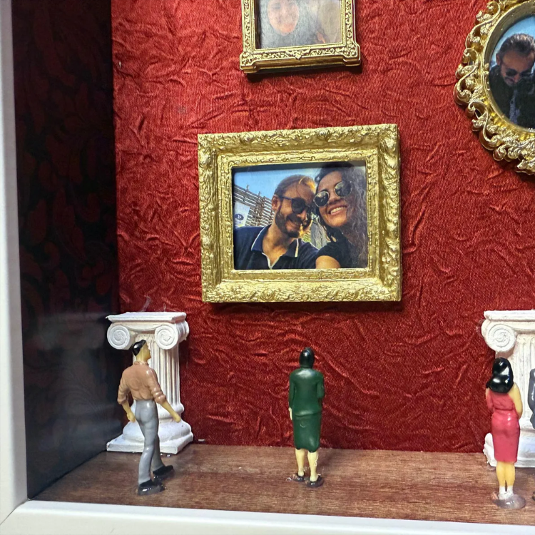 Museum of Us – Kişiye Özel Anı Çerçevesi (25×25 cm) – Fotoğraflı Shadow Box