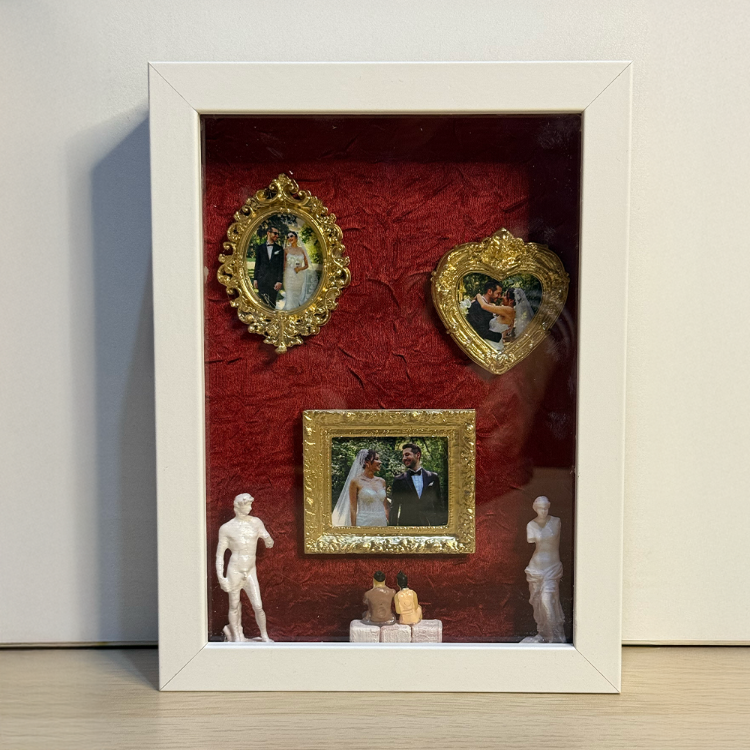 Museum of Us – Kişiye Özel Anı Çerçevesi (13×18 cm) – Fotoğraflı Shadow Box