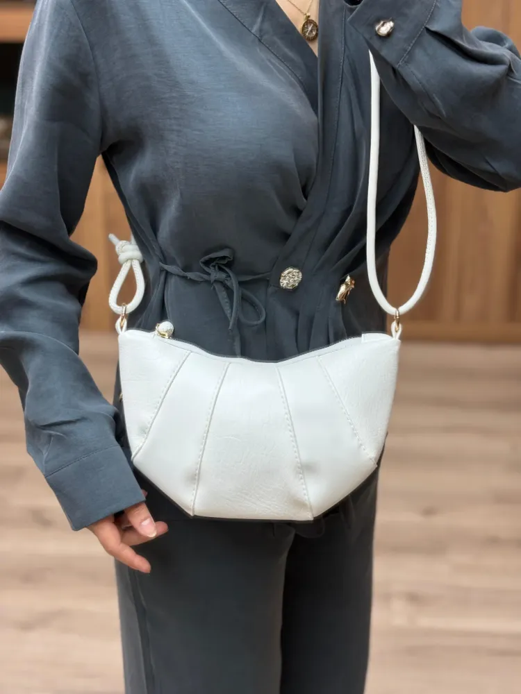 Kruvasan Model Düğüm Detaylı Omuz Çantası