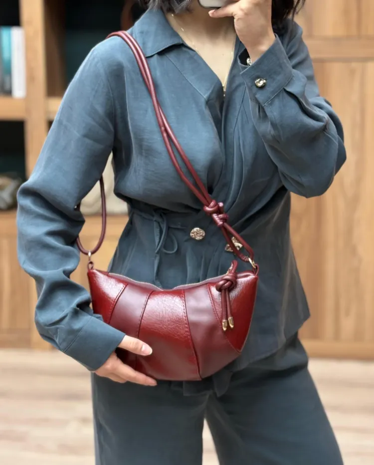 Kruvasan Model Düğüm Detaylı Omuz Çantası