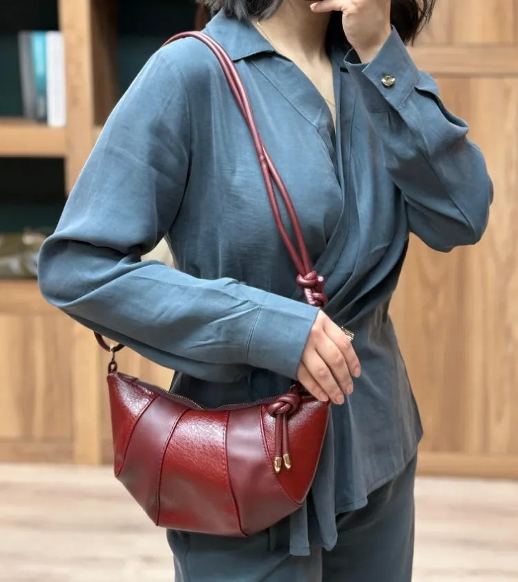 Kruvasan Model Düğüm Detaylı Omuz Çantası
