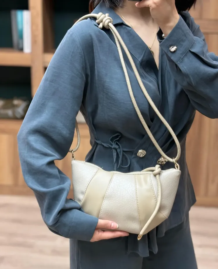 Kruvasan Model Düğüm Detaylı Omuz Çantası