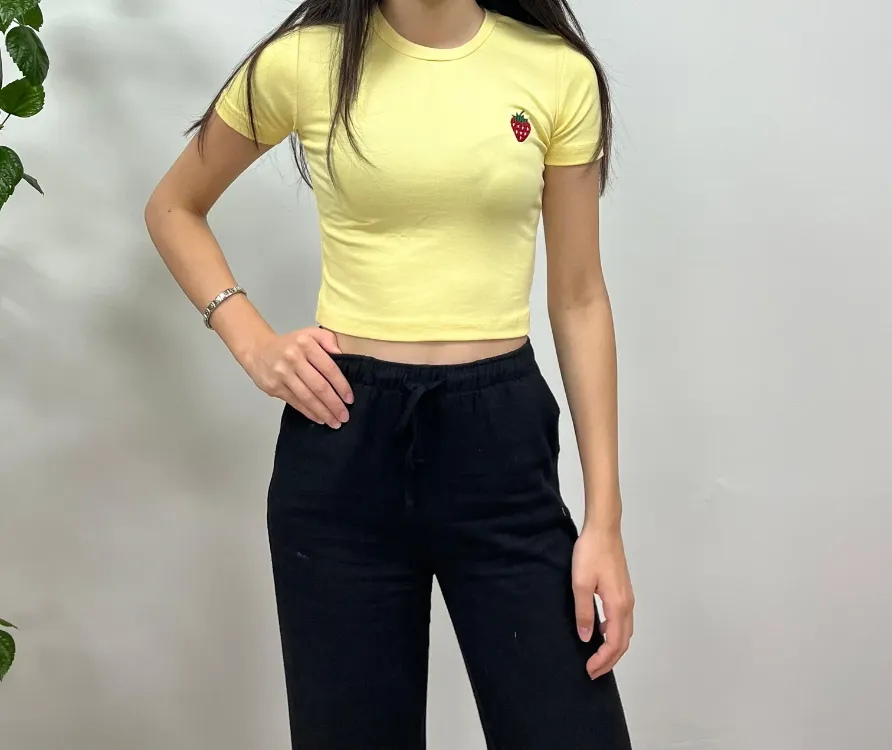 ÇİLEK NAKIŞLI CROP TİŞÖRT - SARI