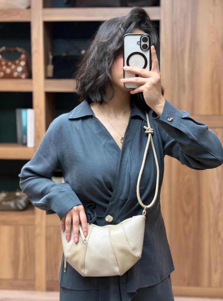Kruvasan Model Düğüm Detaylı Omuz Çantası