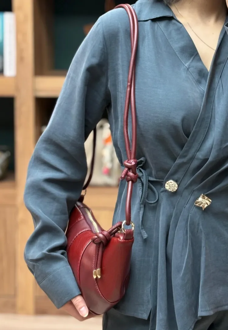 Kruvasan Model Düğüm Detaylı Omuz Çantası