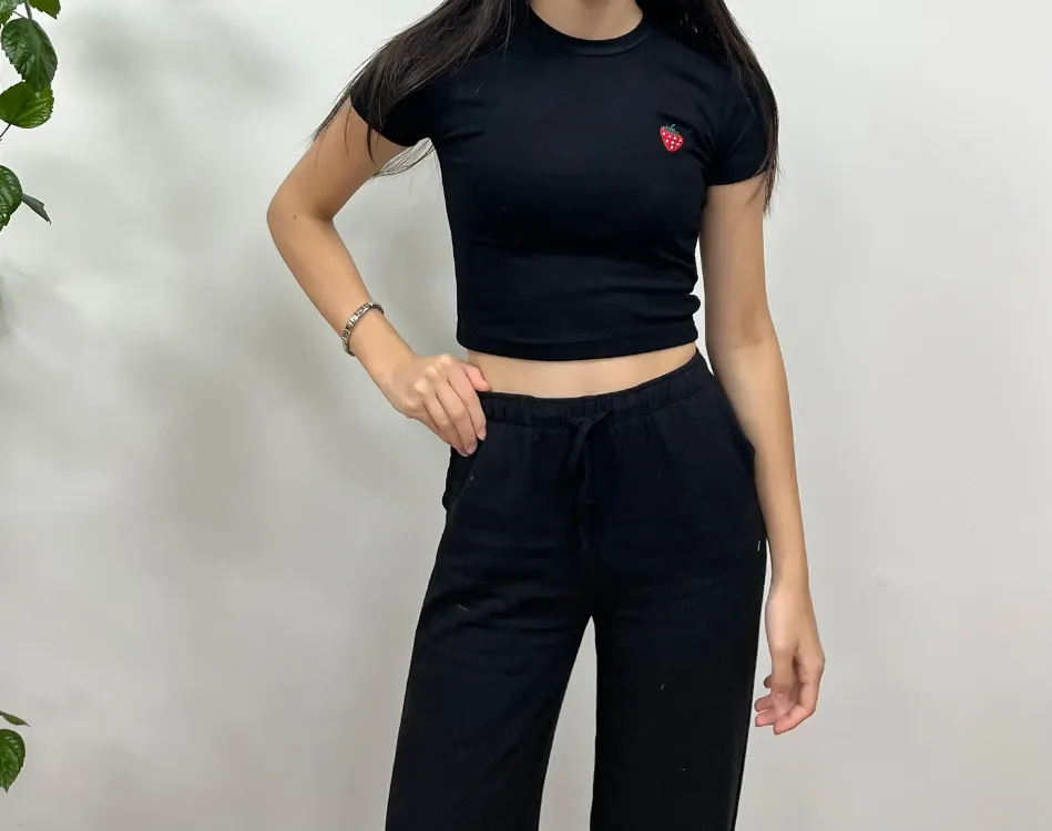 ÇİLEK NAKIŞLI CROP TİŞÖRT - SİYAH