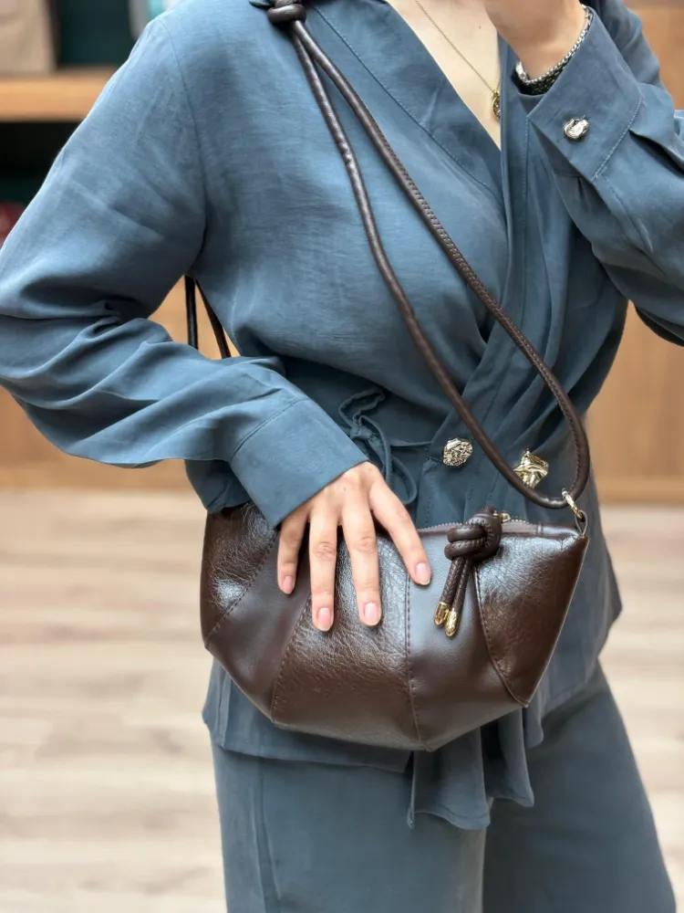 Kruvasan Model Düğüm Detaylı Omuz Çantası
