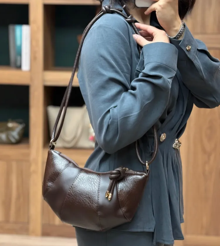Kruvasan Model Düğüm Detaylı Omuz Çantası