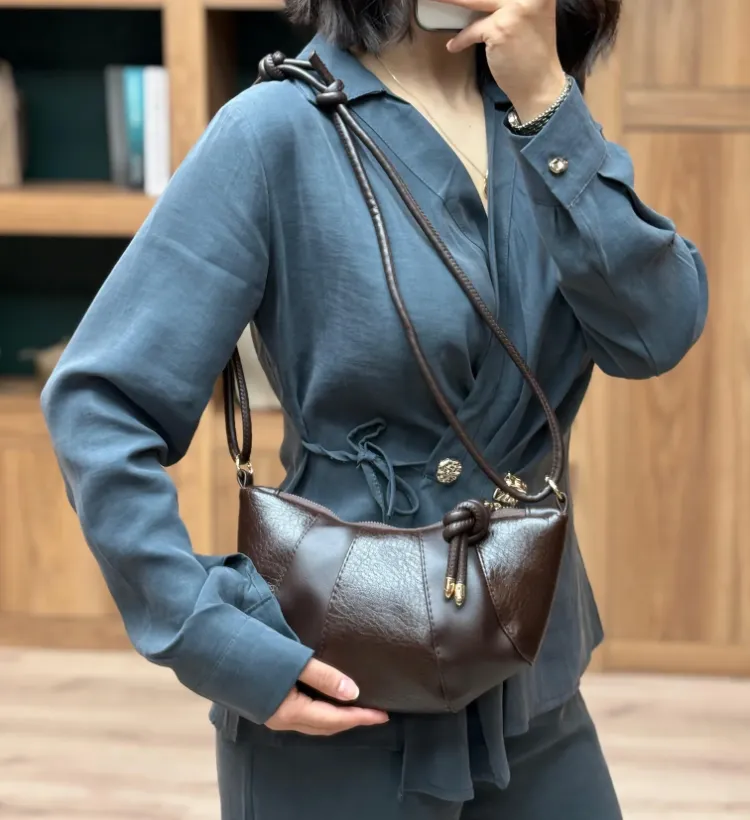 Kruvasan Model Düğüm Detaylı Omuz Çantası