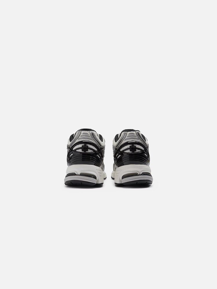 New Balance 1906R “Silver Black” (Dar kalıptır.)