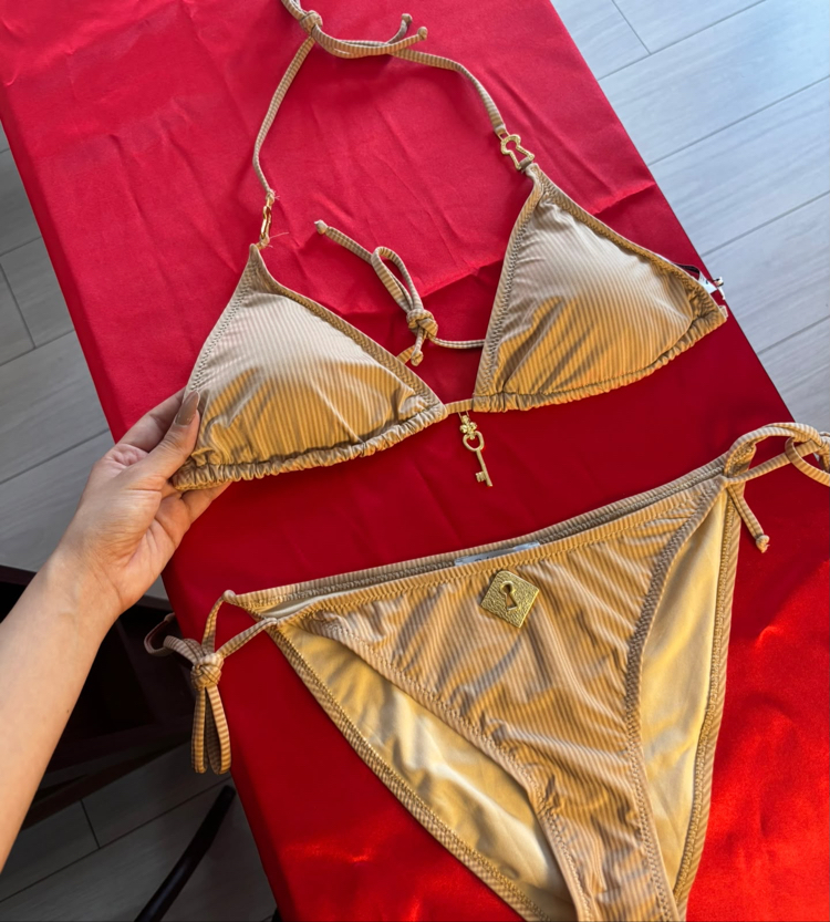 Altın Bej Dokulu Üçgen Bikini Takımı | Kilit & Anahtar Aksesuarlı