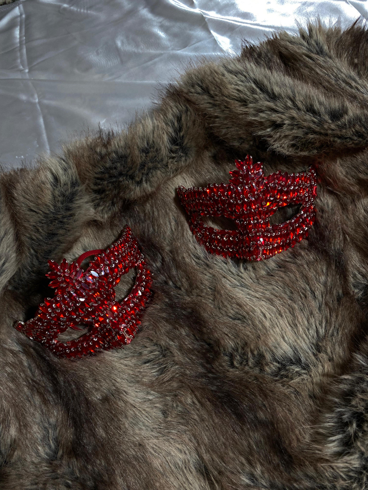 Kırmızı Taşlı Fantazi Maske