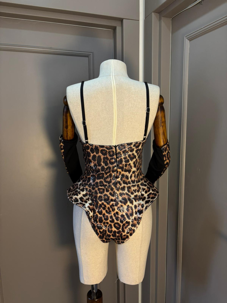 Leopar Desenli Payet İşlemeli Eldivenli Fantezi Body Takımı