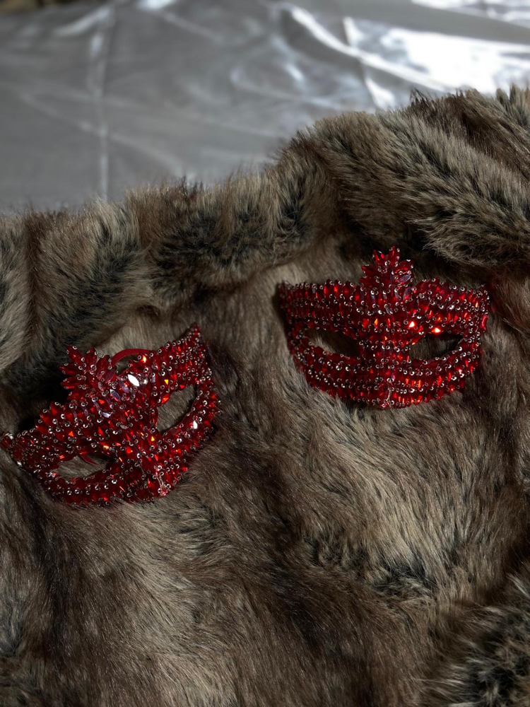 Kırmızı Taşlı Fantazi Maske