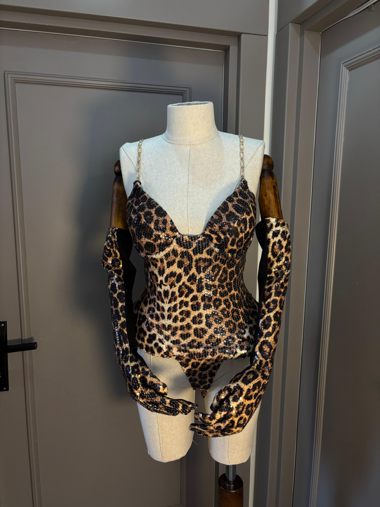 Leopar Desenli Payet İşlemeli Eldivenli Fantezi Body Takımı