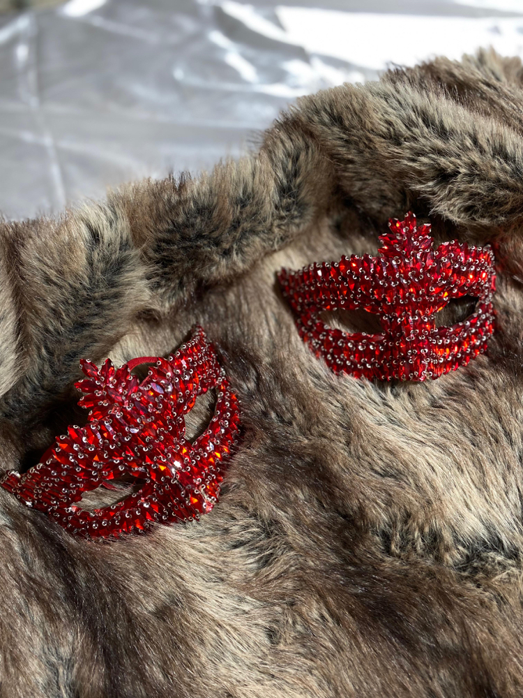 Kırmızı Taşlı Fantazi Maske