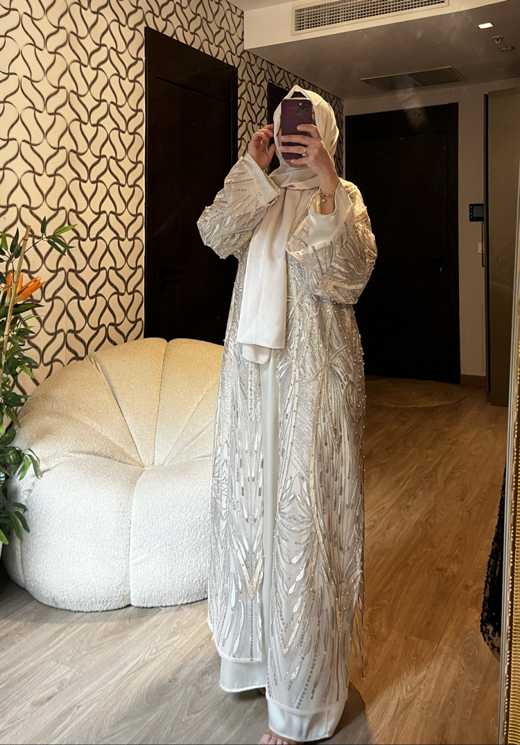 Bej renk abaya ve içlik 