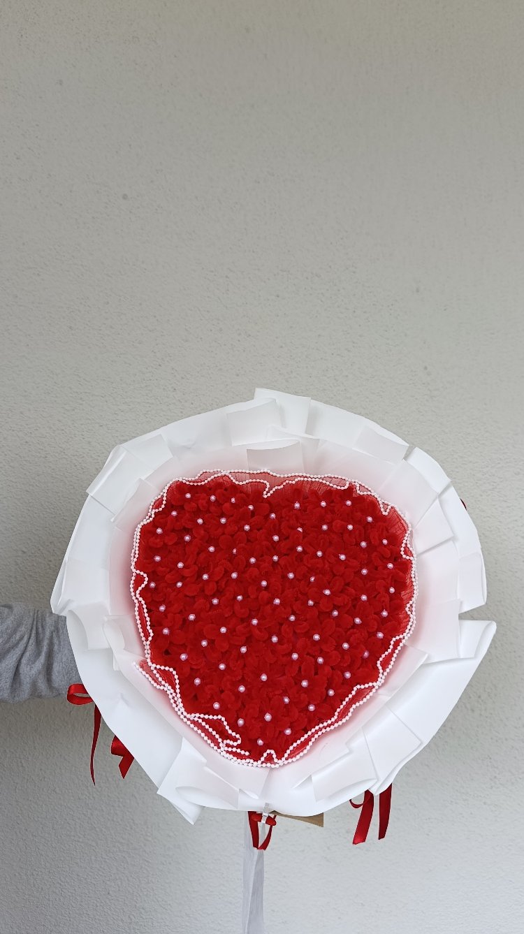 Kişiye Özel Kalp Aranjman – İsimli & Mini Gül Hediyeli