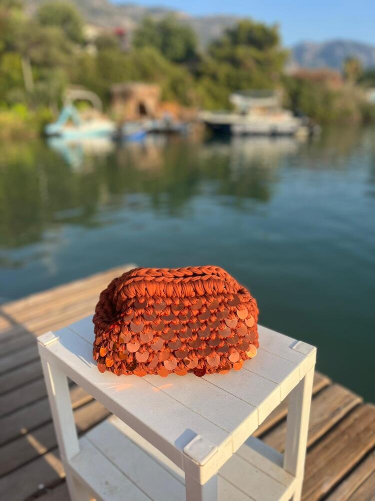 Pullu el çantası