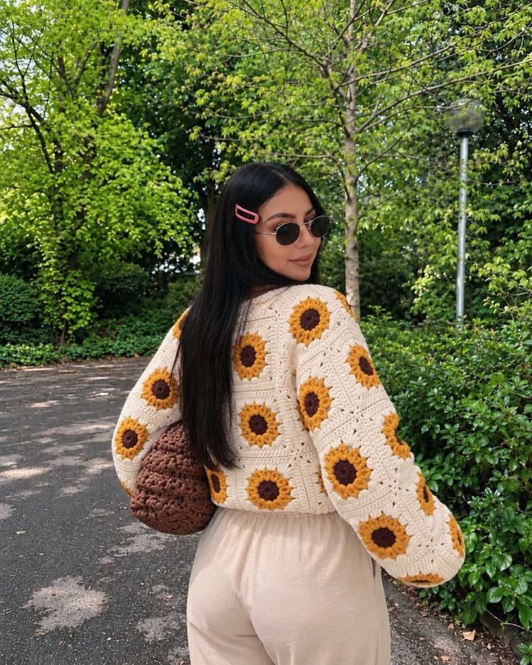 Sunflower Bloom | El Örgüsü Ayçiçeği Motifli Kazak