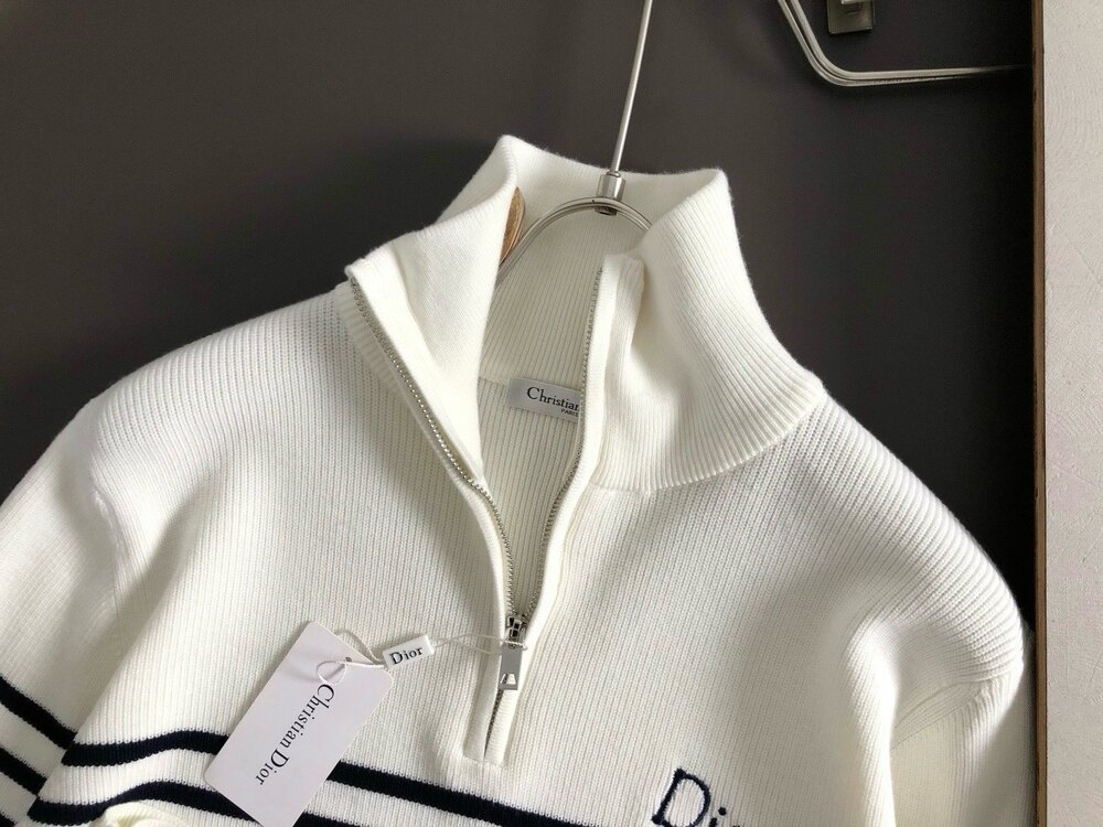 Dik yakalı yün kazak