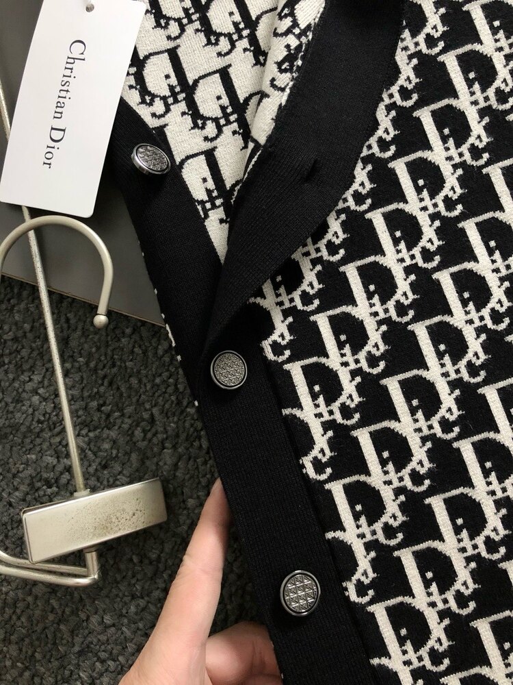 Monogramlı jakar desenli düğmeli hırka