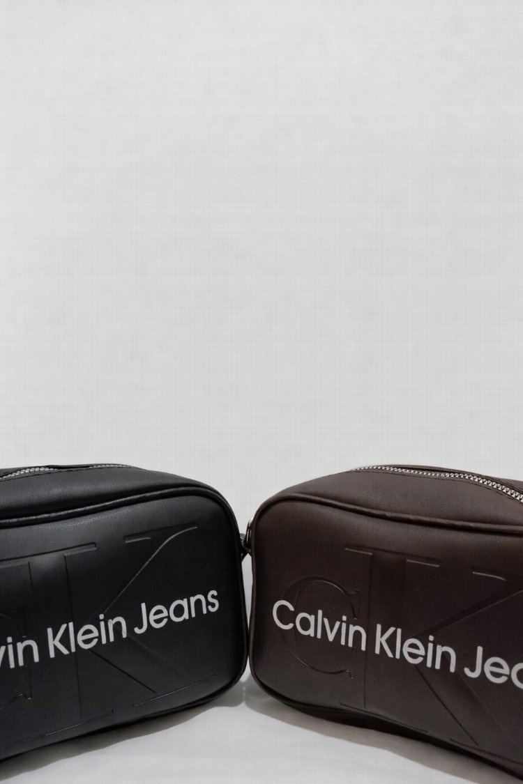 Calvin Klein çapraz askılı çanta