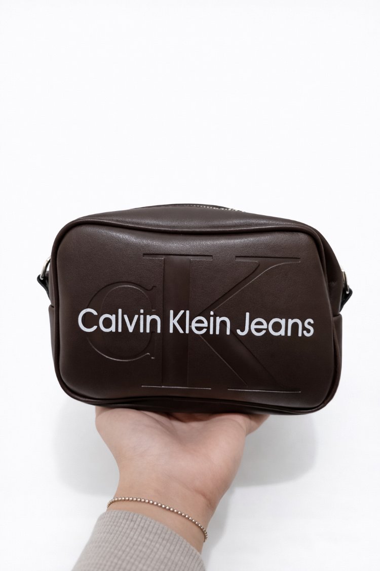 Calvin Klein çapraz askılı çanta