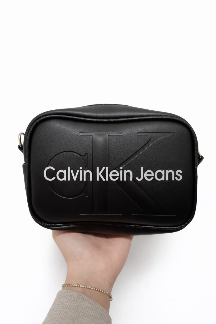 Calvin Klein çapraz askılı çanta