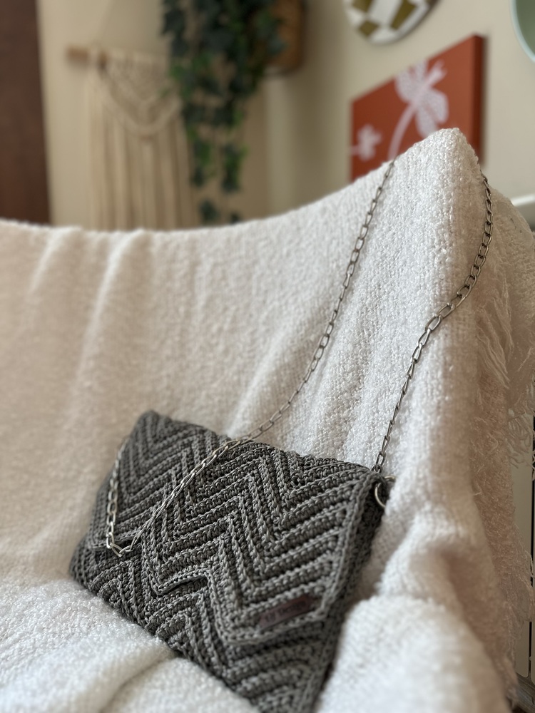El Yapımı Gri Örgü Zincir Askılı Çanta - Şık ve Zarif Omuz & Clutch Çanta