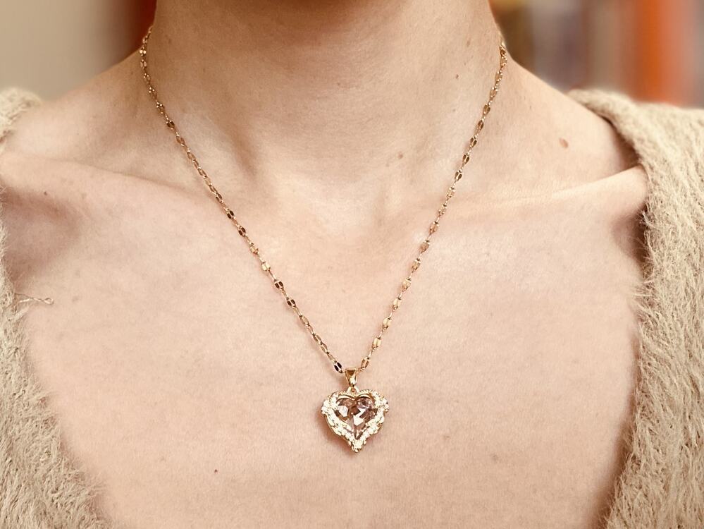 PEMBE TAŞ DETAY GOLD KALP KOLYE