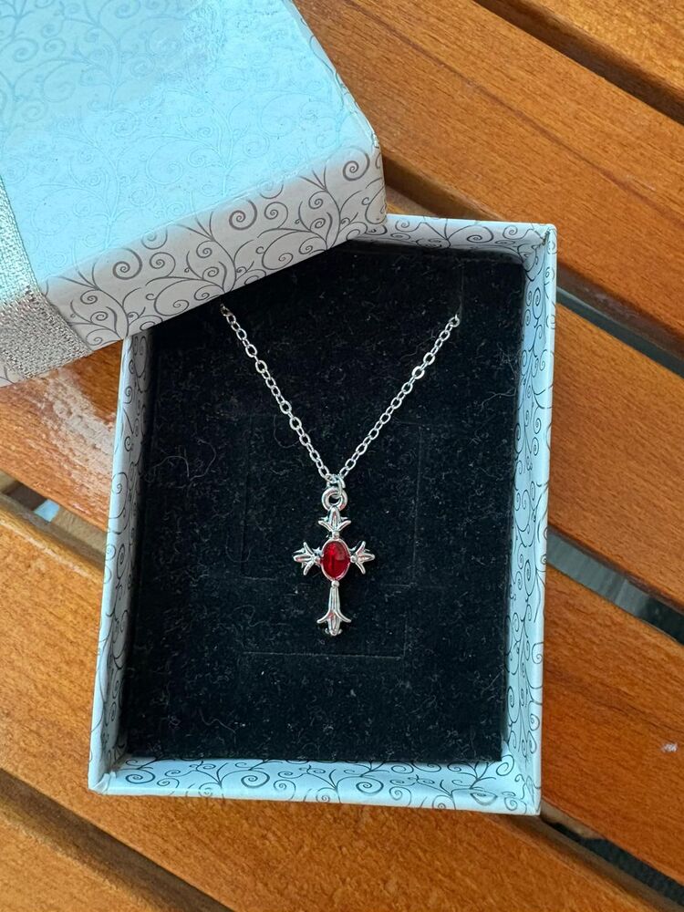 Gotik Kırmızı Detaylı Haç Kolye